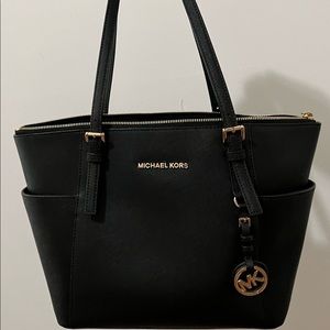 Michael Kors Large Jet Set Tote black and gold top zipper